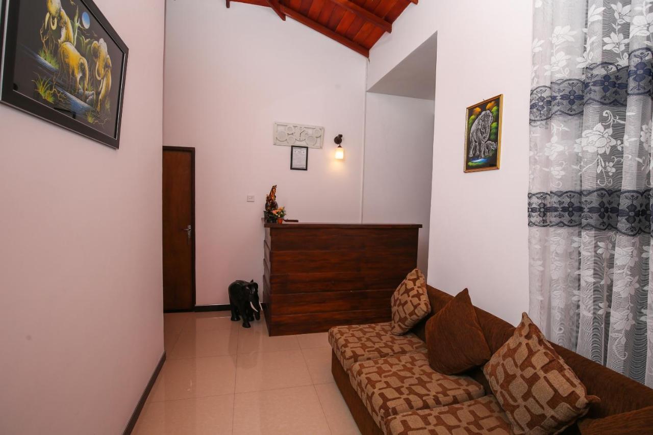 Oyo 438 Sarala Residence Hotel Κάντι Εξωτερικό φωτογραφία