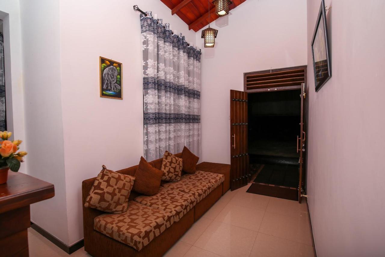 Oyo 438 Sarala Residence Hotel Κάντι Εξωτερικό φωτογραφία